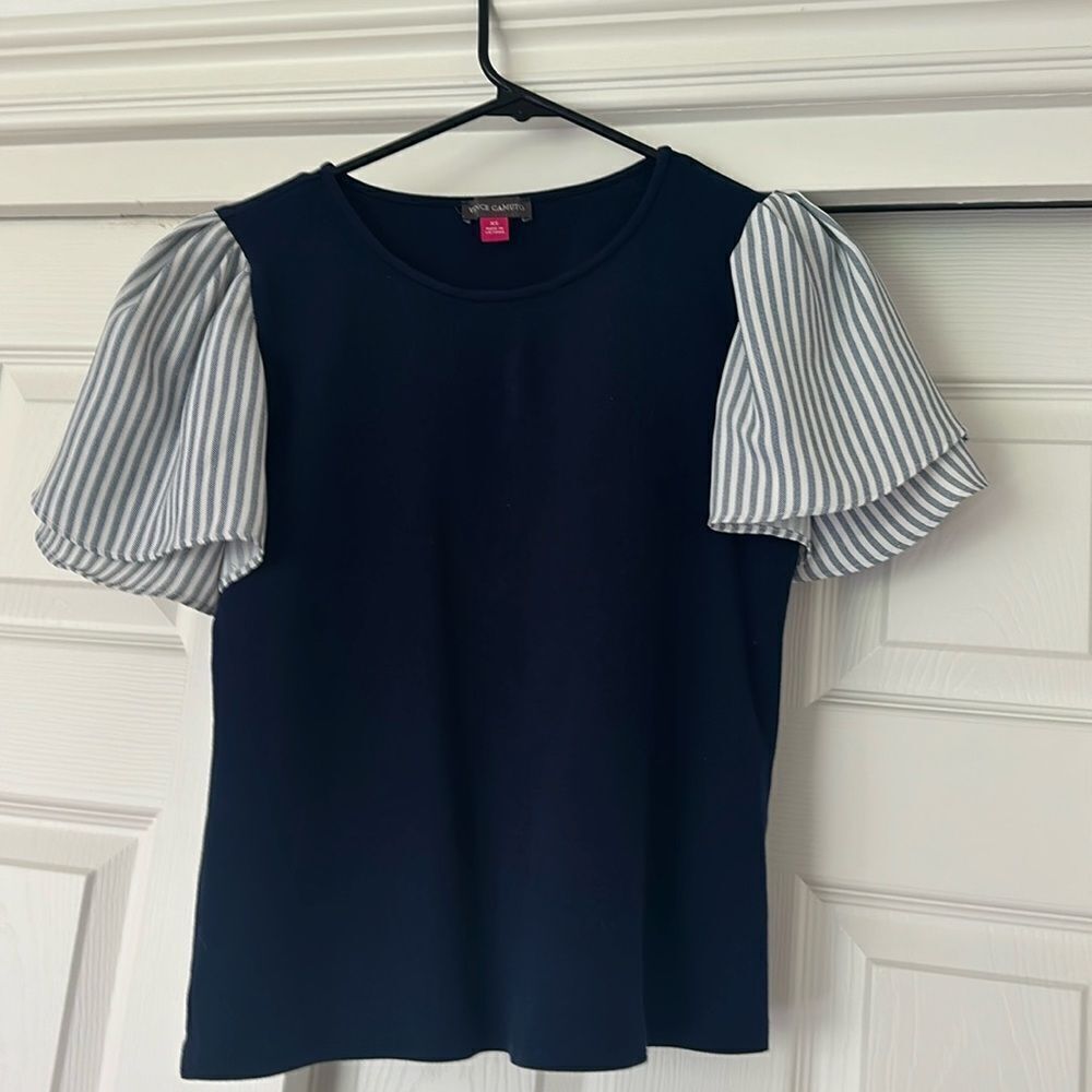 🚨Vince Camuto Navy Tee with stripe ruffle sleeves